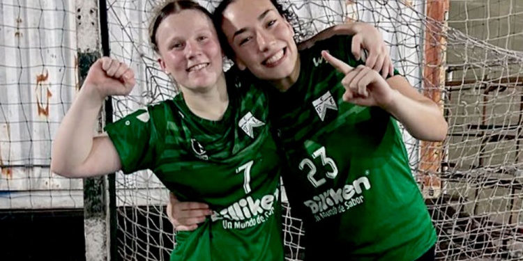 CAMPEONA. Mara (der.), junto a una compañera de equipo, tras la consagración.