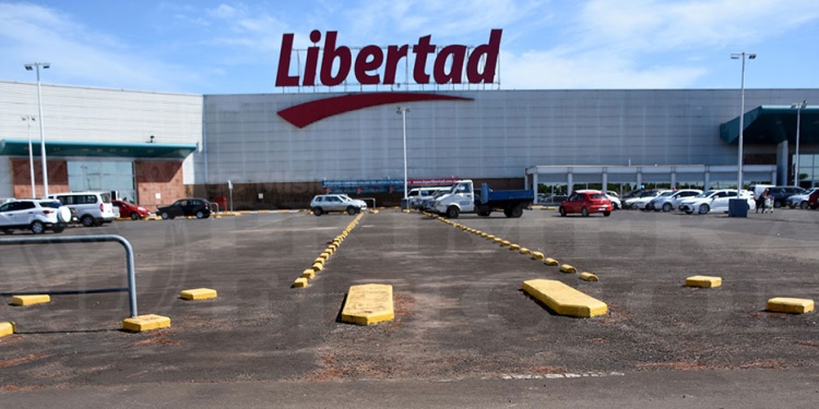 ACHICAMIENTO. A los empleados les dijeron que será un supermercado y se alquilará el resto de los salones.