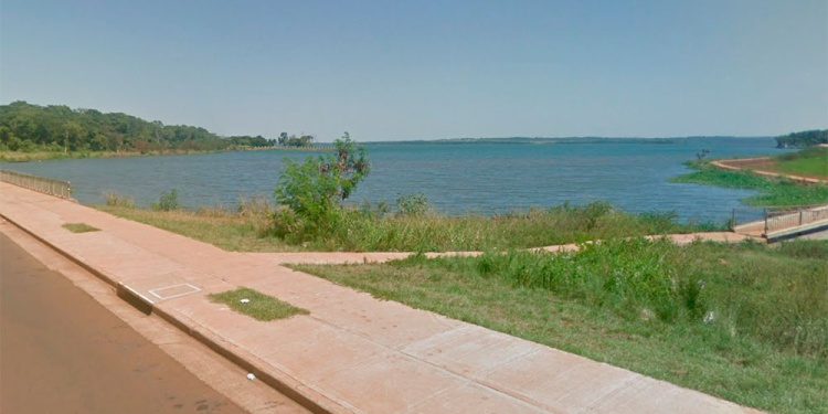 LUGAR DEL HECHO. El hombre se habría arrojado al agua en inmediaciones del puente de la avenida Centenario.