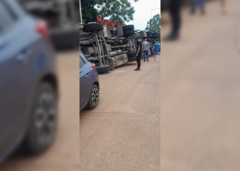 Montecarlo: un camión volcó en la Ruta 12