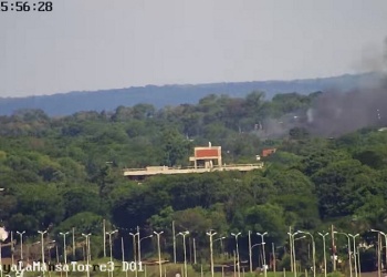 Bomberos y policías intentan contener un incendio en Garupá