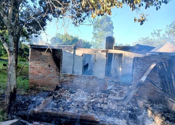 Una mujer logró salvarse del fuego que destruyó parte de su vivienda