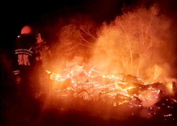 Tres incendios en una madrugada: dos casas destruidas y una madre que logró frenar el fuego con ayuda de vecinos