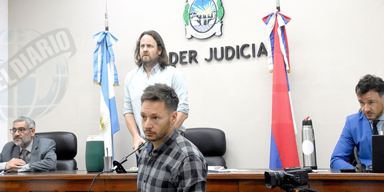 TRIBUNAL Y FISCALÍA. Los jueces Augusto Gregorio Busse (centro de la imagen en el estrado) Fernando Luis Verón (izquierda) y Miguel Mattos, más el fiscal Vladimir Glinka, atentos a la videollamada del testigo de ayer.