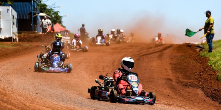 APUESTA. Tomasino encabeza en pista. Benicio va por la máxima corona. (Gentileza L.Benítez).
