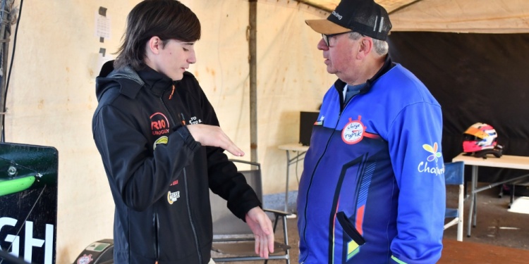 CHARLA. El posadeño Renato Longarzo dialoga con Jorge Typek, jefe de equipo.