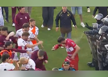 Escandaloso final en el ascenso: hubo piñas, gas pimienta y clasificación para Madryn