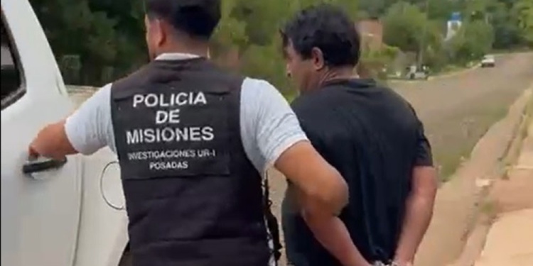 RAMÓN ALBERTO MUÑOZ. Una nueva y para las tantas imágenes esposado de su trayectoria que acarrea su registro.