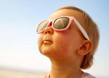 Con la llegada del verano, alertan por traumas oculares en niños y recomiendan extremar cuidados