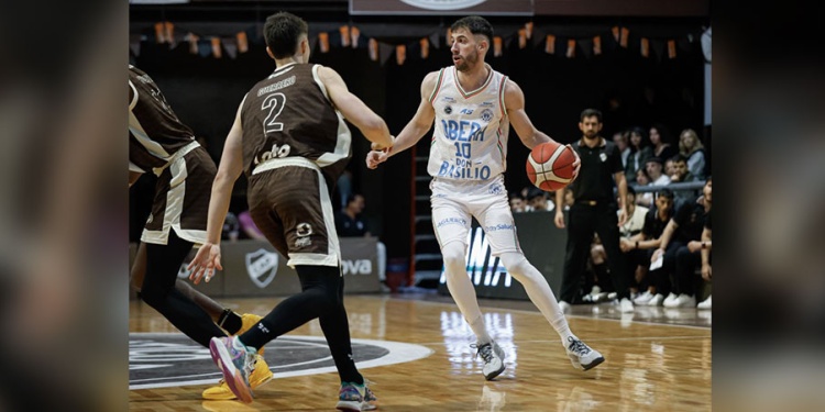 POR MÁS. Bruno Sansimoni y la pelota. El team obereño busca recuperarse.