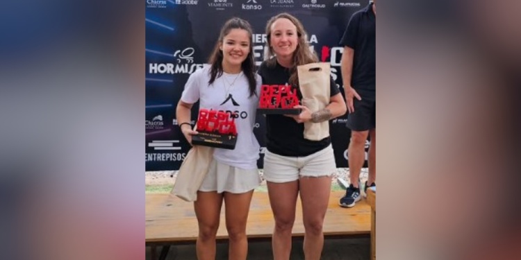 CAMPEONA. Paula Rivero (izq.) junto a Antonella Falcione, tras la final del lunes.
