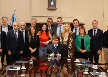 Milei flexibiliza las limitaciones a sus ministros para vacacionar en el exterior