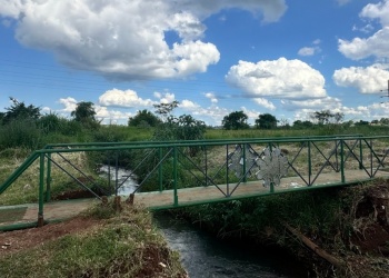 Instaló un nuevo puente peatonal en el barrio San Jorge