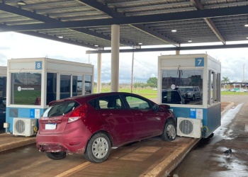 Se descompensó al volante y chocó contra una casilla en el Puente Internacional