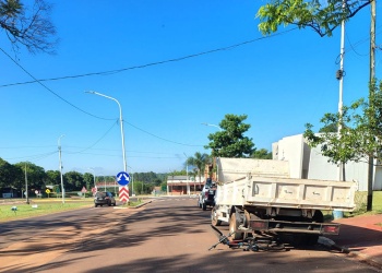 Una ciclista quedó en estado delicado tras ser embestida por un camión en San Ignacio