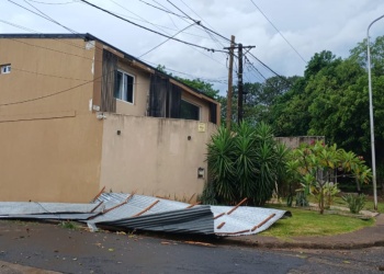 Una fugaz y fuerte tormenta de viento y agua hizo estragos en Posadas