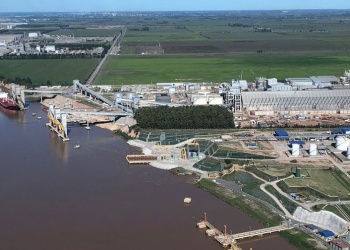 Caputo anunció la construcción de un nuevo puerto en el río Paraná