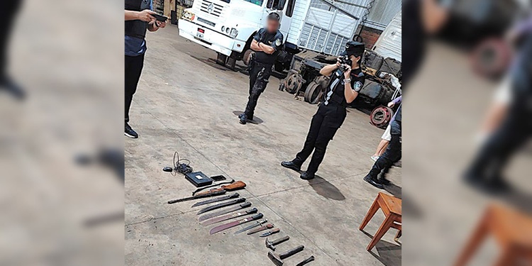 SECUESTRO. Parte de los elementos con los que lo habrían atacado.