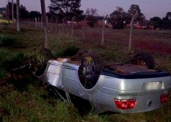 Conducía ebrio, despistó y chocó contra una jirafa de luz en la ruta 12