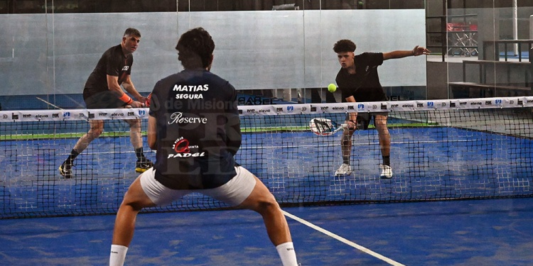 EN ACCIÓN. Santino Contreras busca el tanto en el duelo ante Álvarez y Segura. Junto a Adrián Pérez no pudieron avanzar.