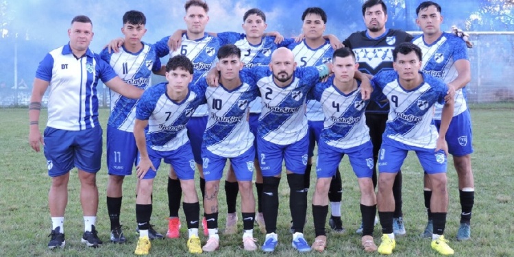 MONARCA. El entrenador Vargas y su equipo, que cuenta con mayoría de jugadores juveniles. A pensar en el Provincial.