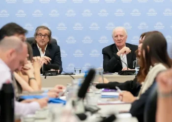 En un trámite exprés, el oficialismo logró dictaminar el Presupuesto y buscará aprobarlo este miércoles en el recinto