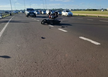 Dos motociclistas trasladados al hospital tras un siniestro vial en el Acceso Sur de Posadas