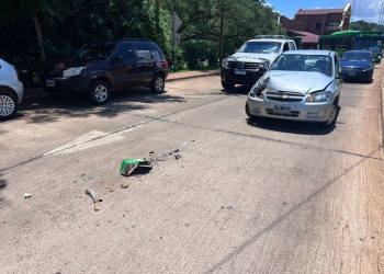 Choque entre un colectivo y un automóvil en la colectora de la Ruta Nacional 12
