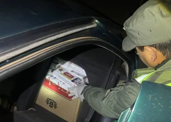Embistieron un control de Gendarmería en Misiones: llevaban 5 mil paquetes de cigarrillos y un arma