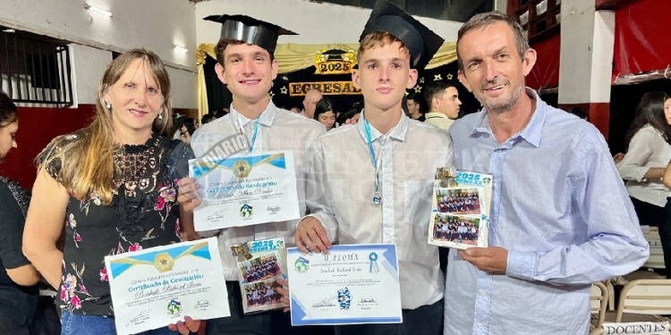 EN FAMILIA. Vivieron con emoción el acto de colación.