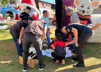 Piden investigar a la cuñada de la niña que se escondió debajo de Papá Noel