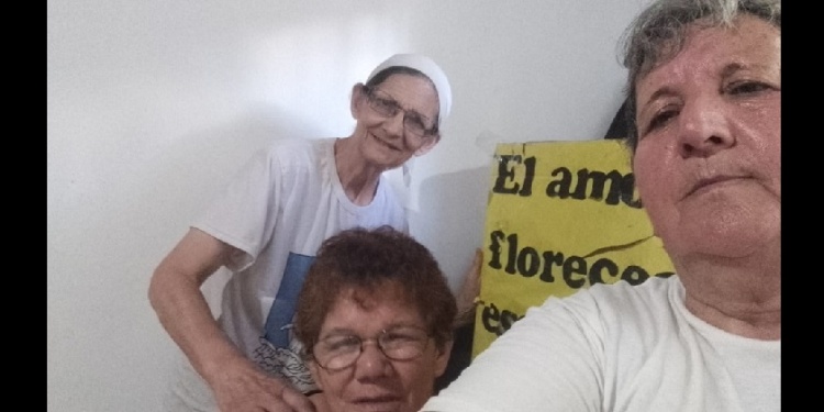 SIN PARAR. Avelina junto a Rita y a María Liliana, “haciendo espacio”.