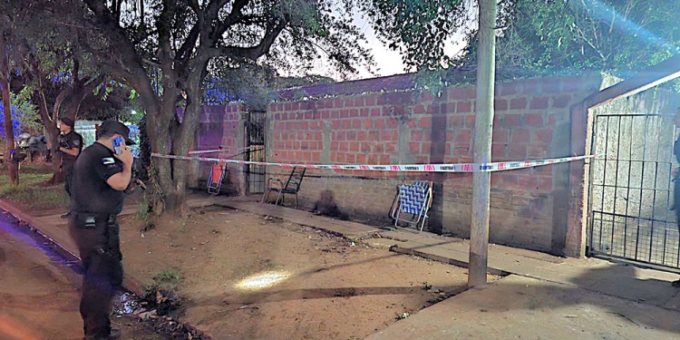 MIÉRCOLES 19.55. Las primeras pericias de la Dirección Policía Científica en el lugar del ataque en la manzana 28.