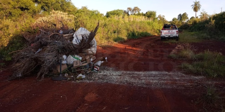 PELIGROSO. Restos de basura y ramas, en buen volumen, fueron detectados en caminos vecinales por los bomberos voluntarios.