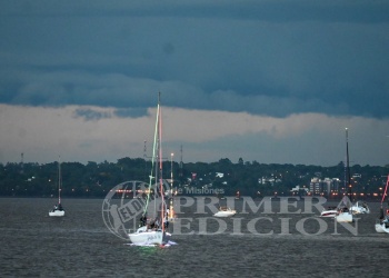 El desfile náutico navideño se realizó en formato reducido tras una cancelación de Prefectura