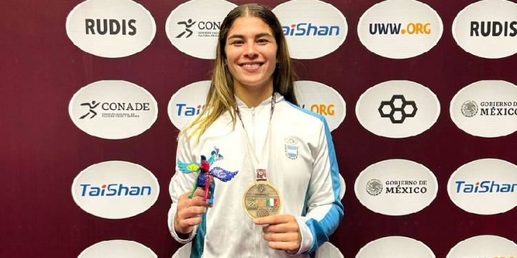 LUCHADORA. La posadeña Amarilla, con el bronce que ganó en México.