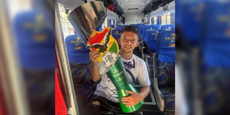 COPA EN MANO. Villarreal y el trofeo de campeón de la Copa Simón Bolívar.