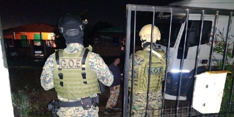 CERCA DE LA ESCENA. El allanamiento realizado en junio, en el mismo barrio donde acribillaron al camionero.