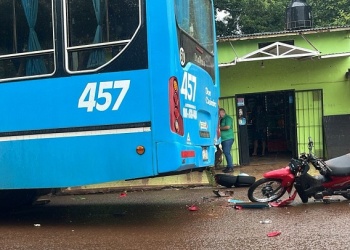 Candelaria: siniestro vial entre una moto y un colectivo dejó a un motociclista lesionado
