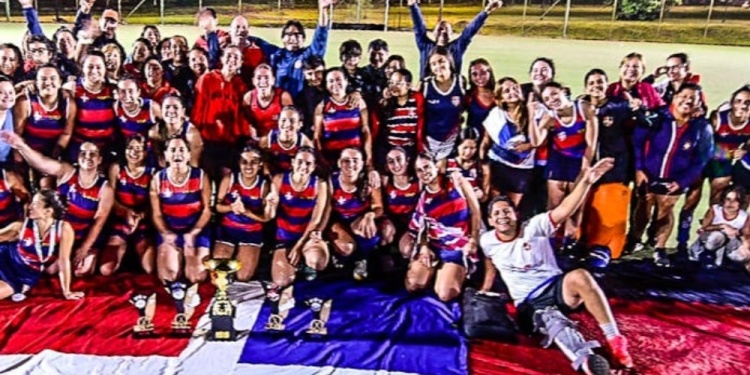 FESTEJO. El equipo de Damas Mayores de Centro celebró la consagración tras derrotar en la final a Guaraní.