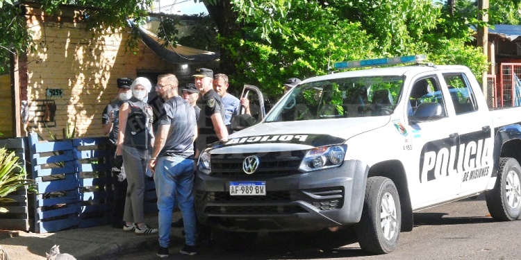 CALLE SEMILLA Y 82-A. Efectivos y peritos llegan al lugar pasadas las 15, para concretar la aprehensión del sospechoso y recoger las primeras evidencias en la escena.