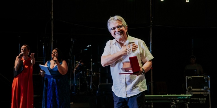 CORAZÓN QUE LATE AL RITMO DEL LITORAL. El músico Cacho Bernal, fue galardonado con el “Mensú de Oro 2025”.