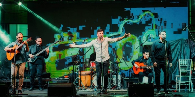 CIERRE DEL AÑO A PURO FOLCLORE. El conjunto misionero Ekos llega por primera vez al escenario de la Fiesta de la Navidad, de Alem, donde compartirá un variado repertorio de zambas y chacarera con dosis de canciones de la región.