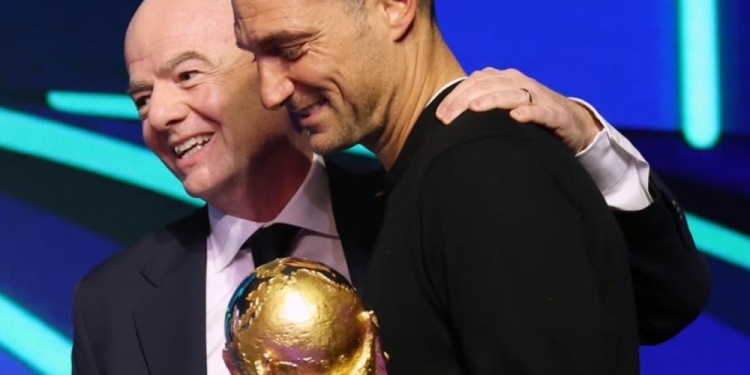 CON LA COPA. Infantino, Scaloni y el trofeo más deseado por los futbolistas.