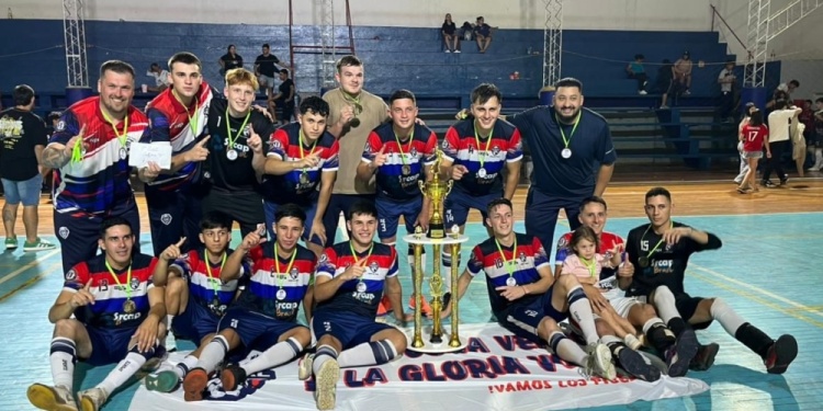 MONARCA. Atlético San Vicente volvió a lo más alto del futsal de la localidad. Ya se prepara para la súper final local.