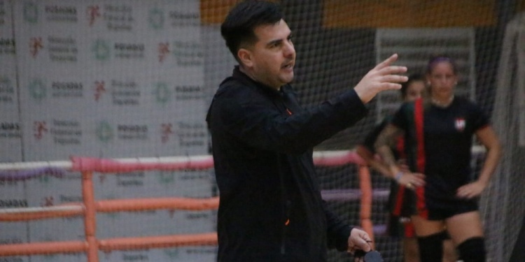 AL FRENTE. El entrenador Martín Gallardo encabeza el equipo posadeño.