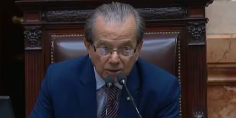 FUERA DE LUGAR. Gerardo Cipolini, al ser el diputado de mayor edad en la Cámara Baja dirigió el acto de jura y en el medio de dicha celebración tuvo repudiable comentarios sobre varias legisladoras, los cuáles fueron escuchados por estar el micrófono abierto. El legislador radical negó los hechos.