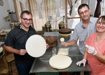 Curas y laicos producen hostias en  un pequeño taller de Campo Viera
