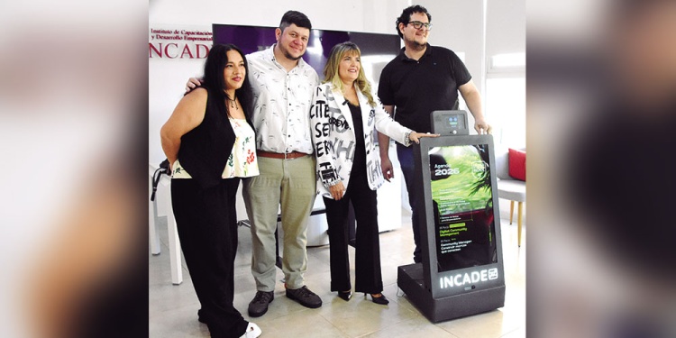 EQUIPO. La rectora junto a los desarrolladores de Inke Insing y del Inca bot.