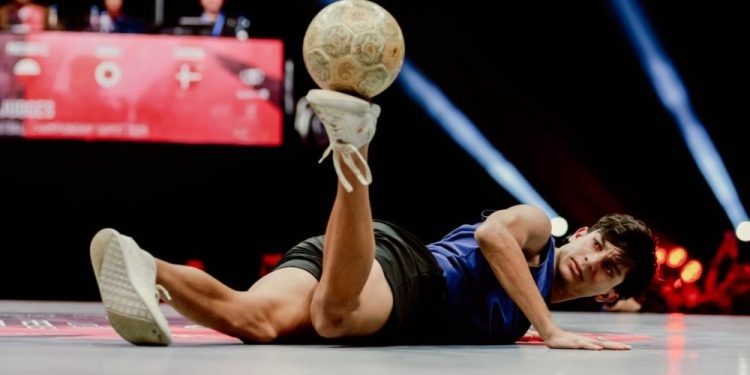 PURA MAGIA. Nacho y el control total de la pelota, en su debut en el Mundial WFFA que se disputó este mes en Polonia.